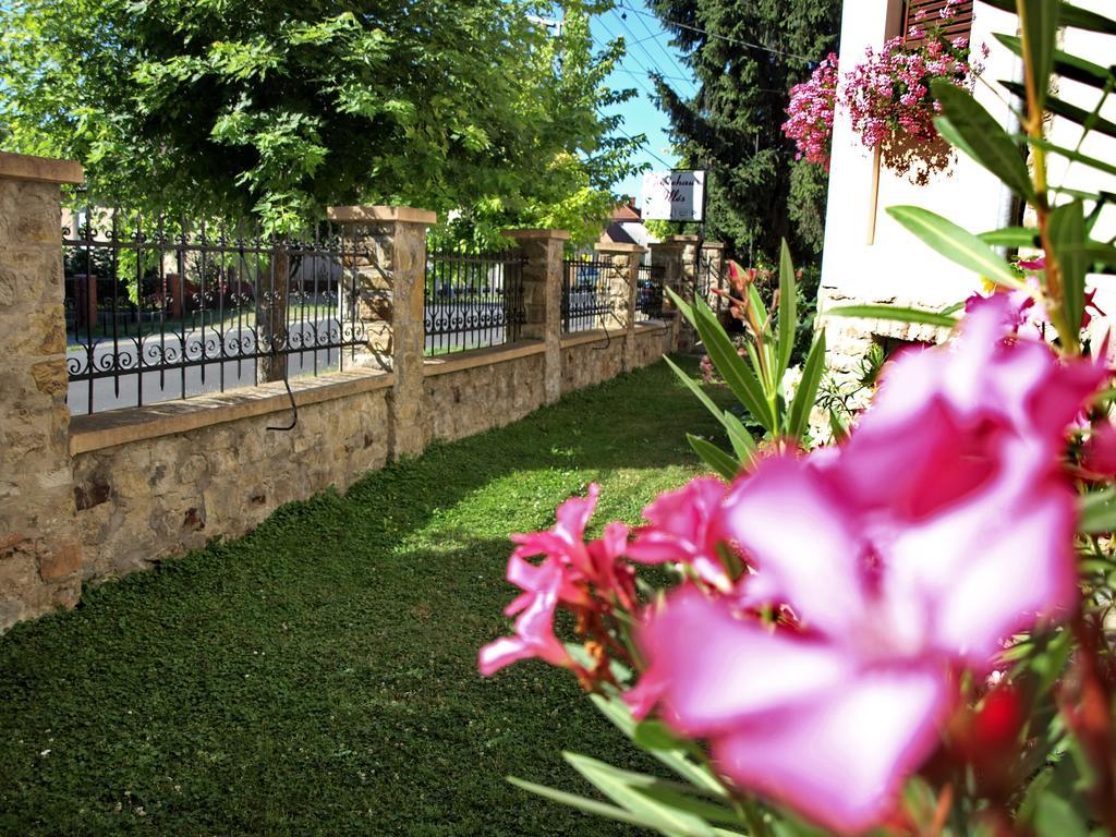 Illes Vendeghaz Hotel Keszthely Exterior photo